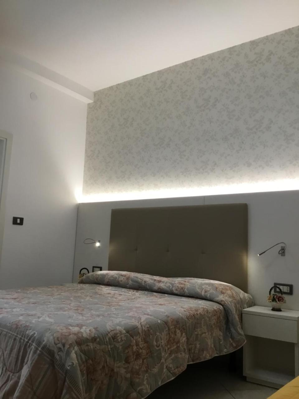 Hotel Metropol ソットマリーナ エクステリア 写真
